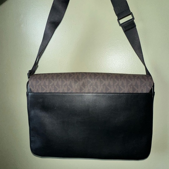 Micheal Kors Men’s cross body w/ card holder & keychain - Picture 6 of 6